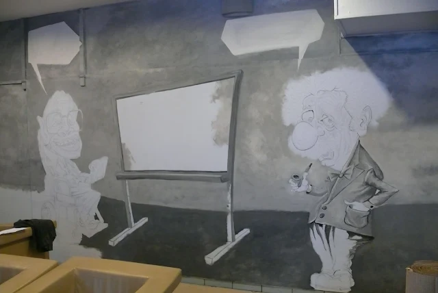 Mural przedstawia karykaturę Alberta Ensteina, Warszawa, malarstwo ścienne