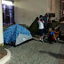 Artistas ampliam ‘acampamento’ em frente à Prefeitura de Cabo Frio