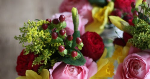 17 apart floral arrangement with frog lids 17 apart floral arrangement with frog lids