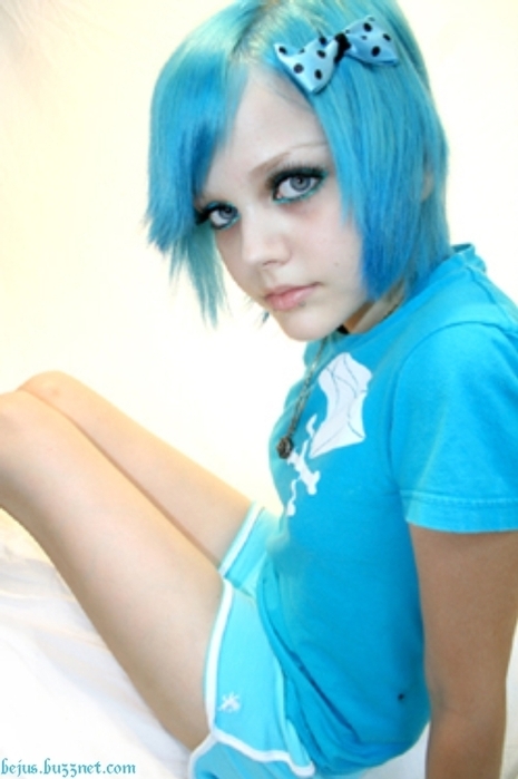 33705302_Blue_hair_Dakota_Rose_awesomelargemsg120051241941.jpg