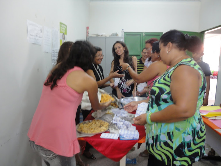 Organizando o lanche das mães.