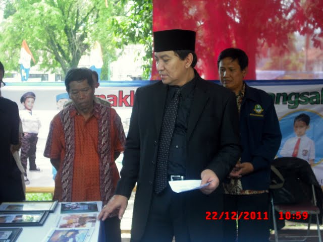 Bupati Sumedang Anugrahi Yabni - Penghargaan Orsos Berprestasi 2011