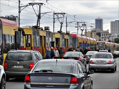 Korek tramwajowy na moście Poniatowskiego w wyniku awarii jednego z tramwajów