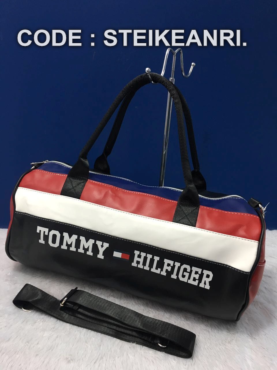 👆 Tommy Hilfiger Gym Bags Displays.
