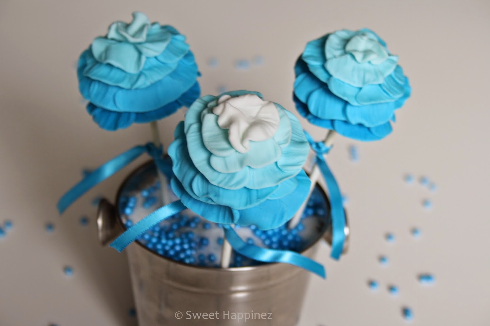 http://4.bp.blogspot.com/-uUSHQCFtKbQ/U_JFH6VWNGI/AAAAAAAADfs/U2OpdUK8fS4/s1600/Ombre%2BRuffle%2BCake%2BPops.JPG