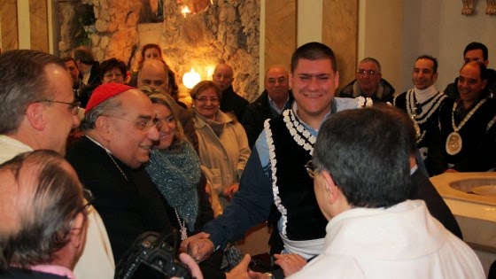 Stefano Comandè che stringe la mano al cardinale Romeo