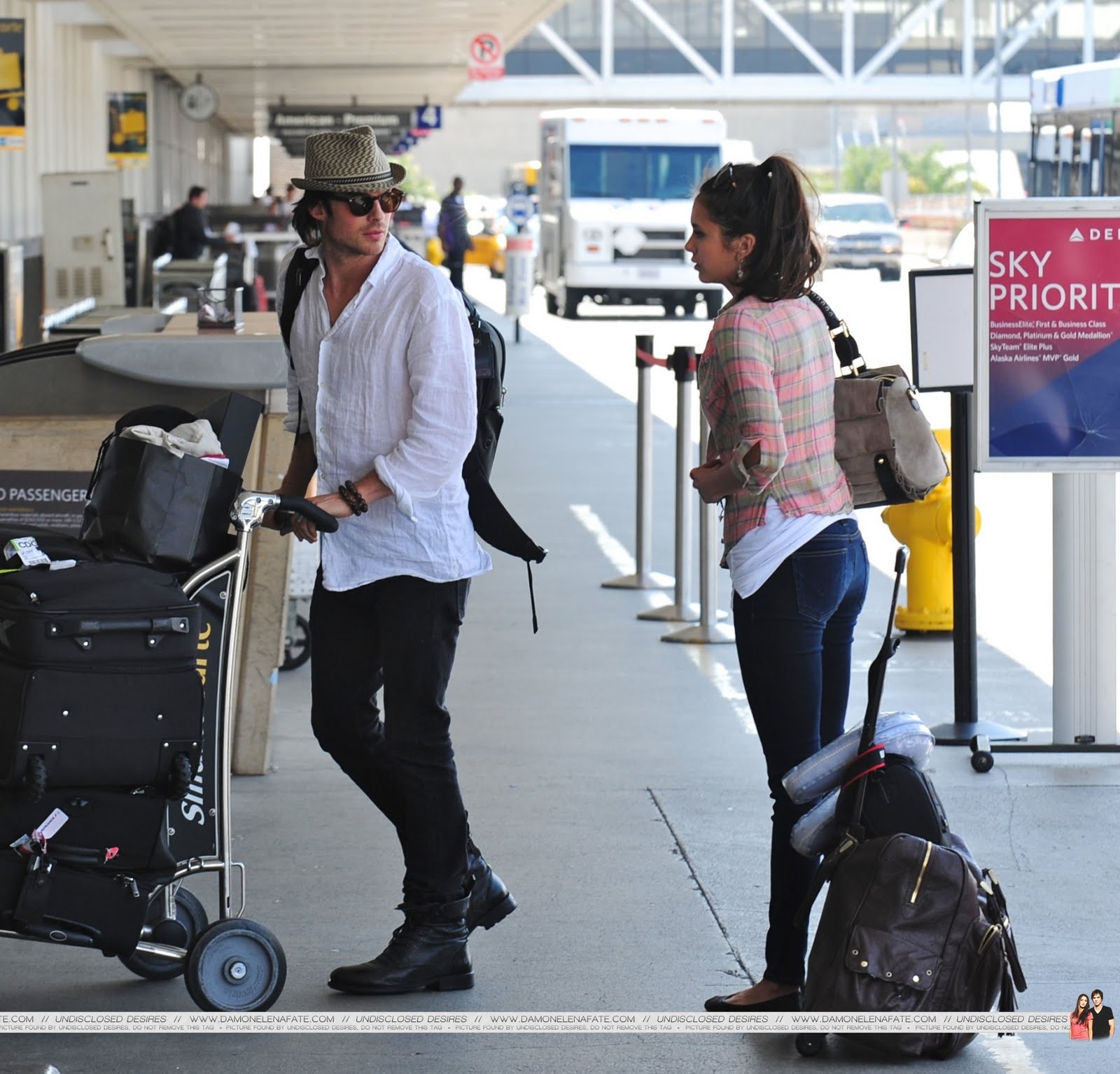 http://4.bp.blogspot.com/-uWi1sOFQ-Tg/Ti9iwe4JIQI/AAAAAAAAUQQ/-FEM0Eck8r4/s1600/LAX-July-7-ian-somerhalder-and-nina-dobrev-23528001-1982-1901.jpg