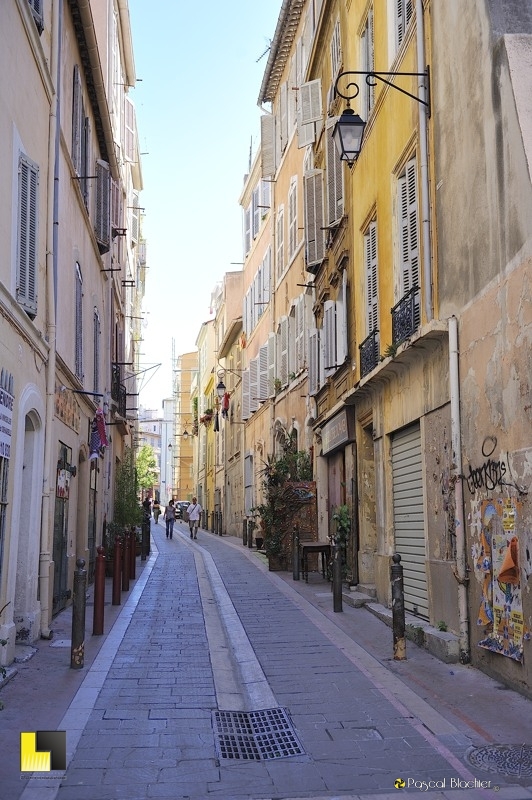 ruelle étroite de marseille dans le quartier du panier photo pascal blachier
