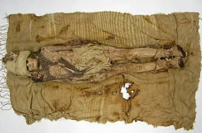 Queijo mais antigo do mundo foi encontrado no pescoço e peito de múmias perfeitamente preservadas enterrados na areia do deserto da China.