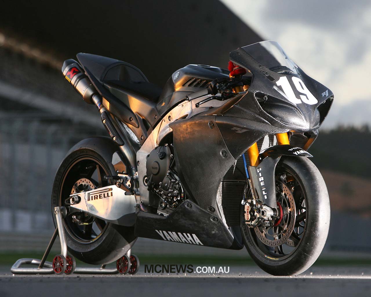 http://4.bp.blogspot.com/-uYS6bAZ8chY/TjGt0CQoppI/AAAAAAAAOBo/g_zUCXwXyB8/s1600/super%2Bbike%2Bwallpaper-2.jpg
