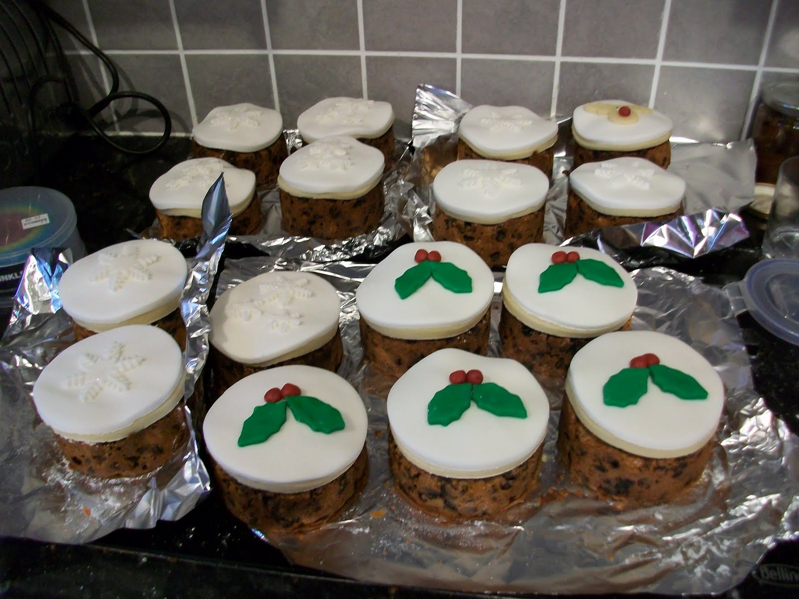 cardigangirlverity: Mini Christmas cakes