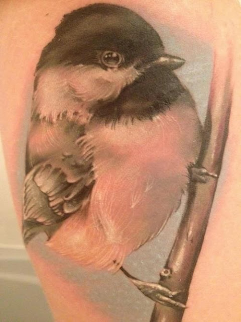 Mały realistyczny tatuaż ptaka w kolorze
