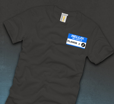 Playera con las clásicas etiquetas de nombre para fiestas | La Guarida Geek