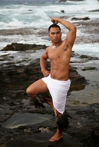 Maori man in fighting pose 'Nesian naturalle. 