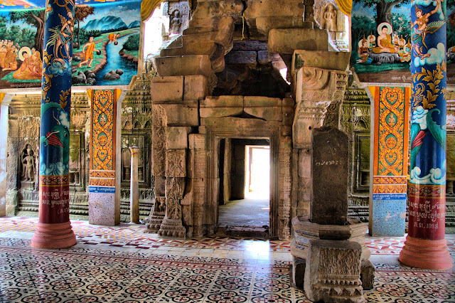 Wat Nokor Chey C'est dans la région de Kompong Cham qu'il est possible de visiter le temple de Wat Nokor Chey. Jouxtant la pagode du même nom, le Wat Nokor Chey auarait été construit au douzième siècle, sous le règne de Jayavarman II donc. Le temple est facile d'accès, extrêmement bien entretenu et abrite une petite pagode de construction récente à l’intérieur de ses murs de latérite.