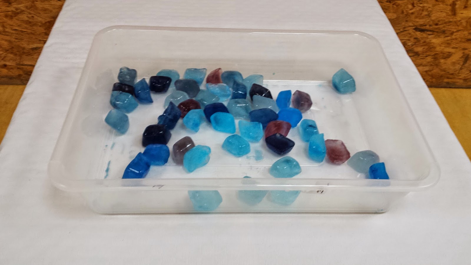 Escola bressol l'Espurna: PINTEM AMB GLAÇONS DE COLORS