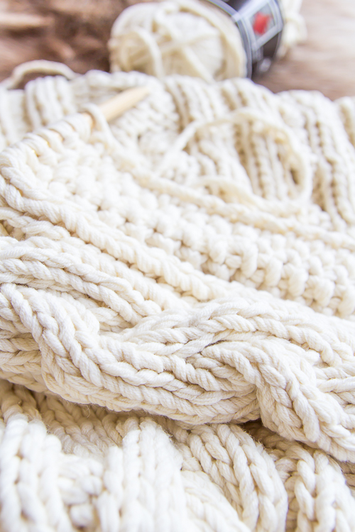 Amalie loves Denmark - Baumwoll-Strickdecke mit Zopfmuster Amalie loves Denmark - Baumwoll-Strickdecke mit Zopfmuster