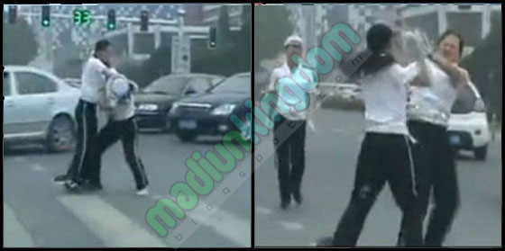 Video Heboh: Dua Polwan Berkelahi di Jalan Raya Dichina polwan china Video Heboh: Dua Polwan Berkelahi di Jalan Raya Dichina