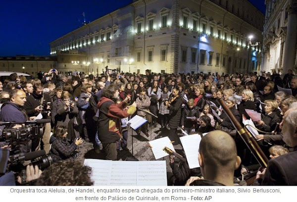 orquestra toca Aleluia, de Handel, em homenagem à renúncia de Berlusconi