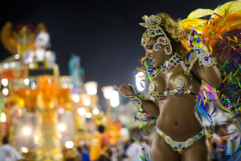Бразильские девушки на карнавале в Рио-де-Жанейро 