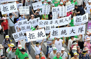 20110626 陳立民 Chen Lih Ming (陳哲) 帶領「拒統陣線」社團參加民進黨主辦的「反一中市場」大遊行，此為法新社拍攝並發佈到全世界的照片 。說明見此處 20150818 文。