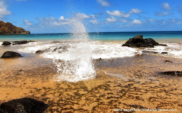 Buraco que espirra água na Praia do Cachorro