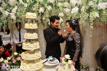 06/03/13--13:29: Pelakon dan penerbit A. Aida digoda lelaki bergelar