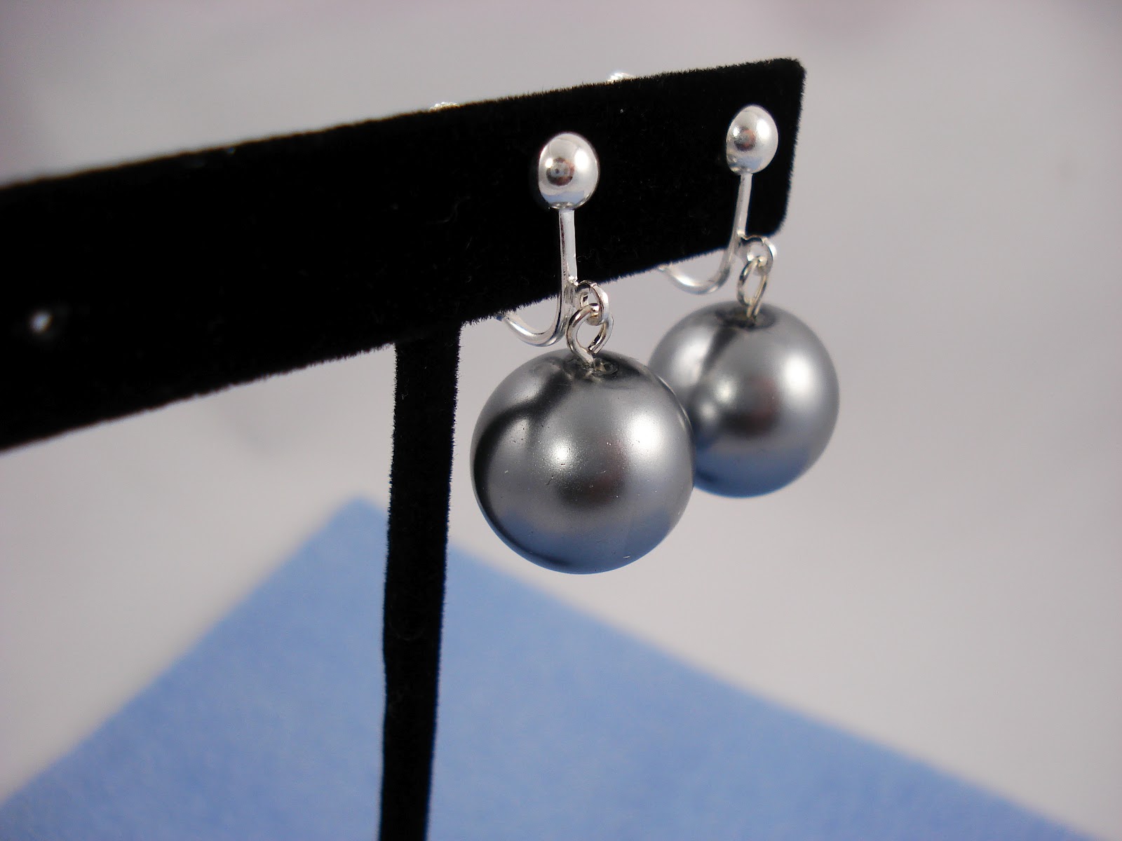 d'Olivia Jewelry and More Large Gray Pearl Clip On Earrings
