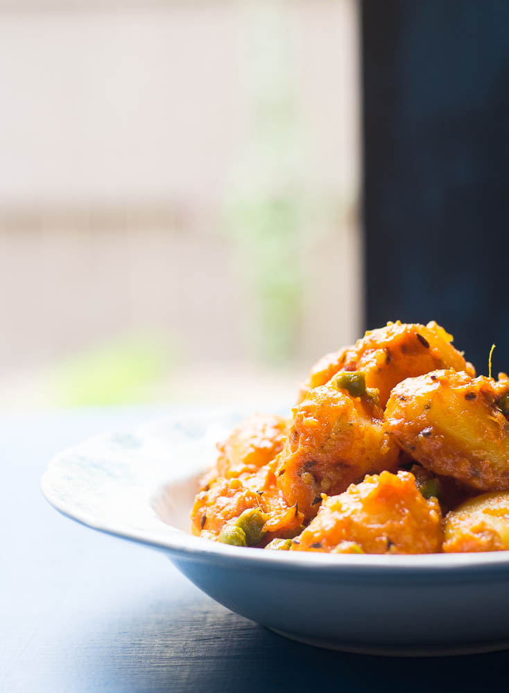 Mix and Stir Hing Diye Niramish Aloor Dom ( Dum Aloo without onion