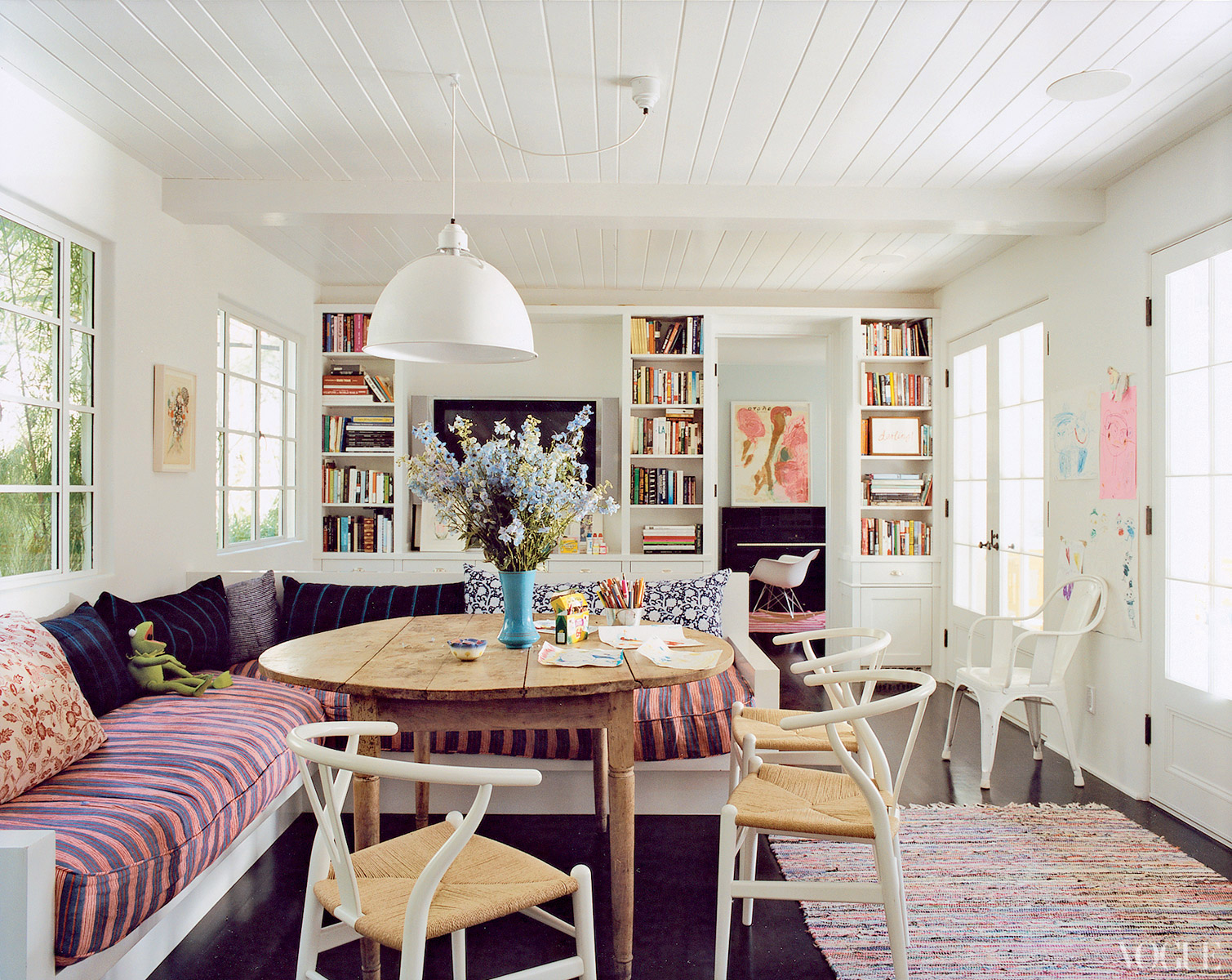 http://4.bp.blogspot.com/-uefylRlikLE/UBqBOT4ig9I/AAAAAAAABo4/3L_OARO186Q/s1600/1.+amanda+peet+vogue+habituallychic+living+room.jpg