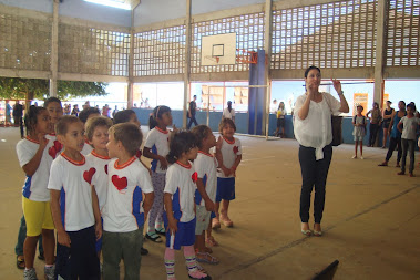 ALUNOS DO 1°B E PROFESSORA SANDRA