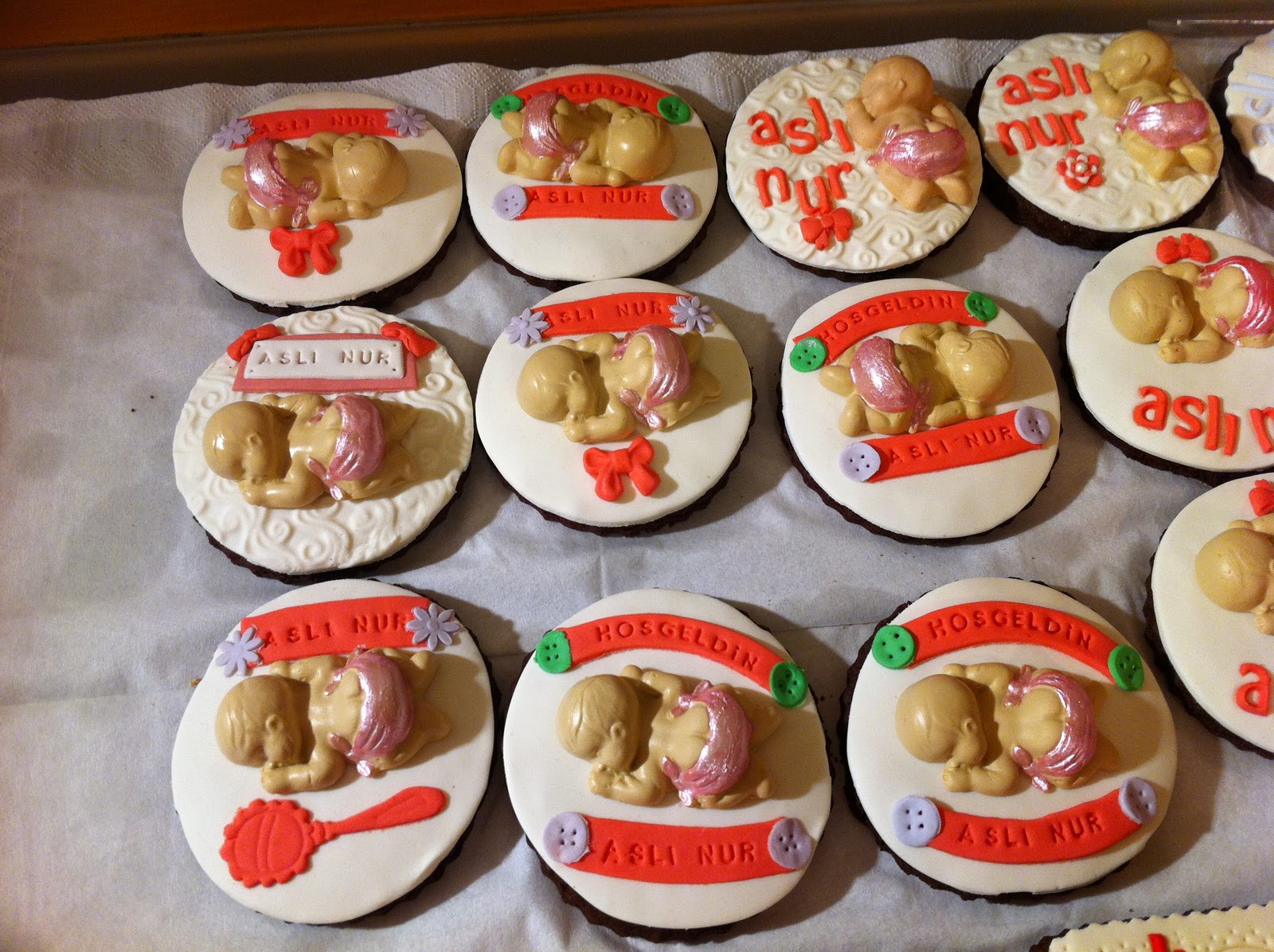 SEVGİYLE PASTA Aslı Nur İçin Bebek Kurabiyeler ve İsim Kurabiye Sepeti