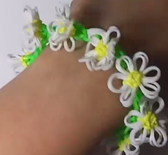 Cómo hacer una pulsera de gomas con flores Cómo hacer una pulsera de gomas con flores