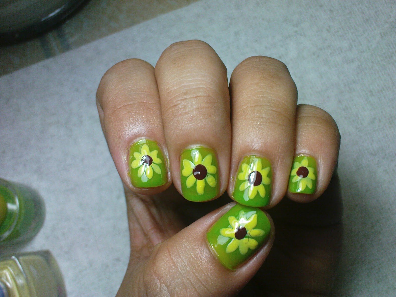 easy short nail design sunflowers