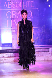 Kareena Kapoor walks on the Ramp at Lakme Fashion Week 2012 grand finale