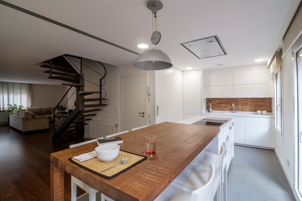 Mesas de madera: un complemento ideal para las cocinas blancas ... Diseño Madera cocina isla de