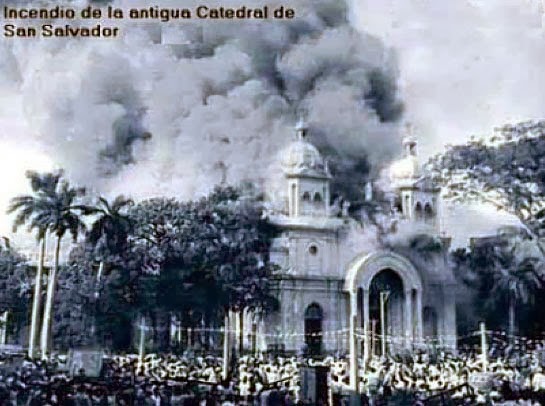 Parece ser que todo el Centro Histórico de San Salvador lleva el mismo destino:  o consumido por las llamas o por las ventas ambulantes !