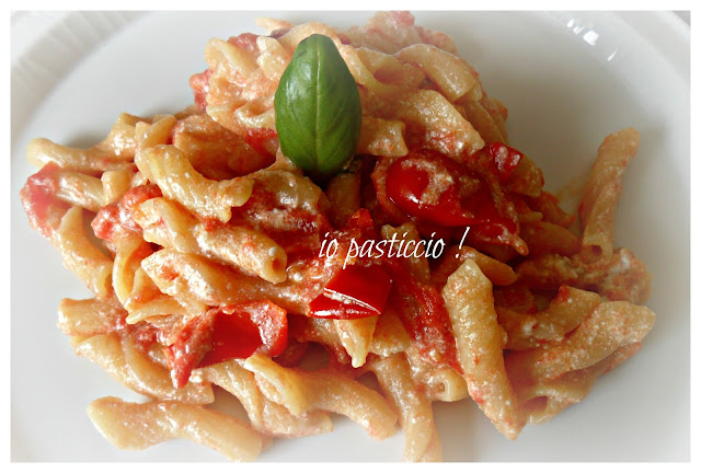 penne con pomodorini,ricotta di bufala e cipolla di tropea.....