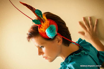 Tocado con base de ábaca roja con flor hecha a mano, pomo natural, plumas antena, pluma de faisán y raqui sobre diadema