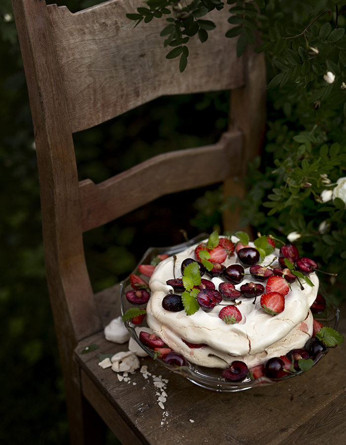 meringue with berries photo by Kreetta Järvenpää www.gretchengretchen.com meringue with berries photo by Kreetta Järvenpää www.gretchengretchen.com