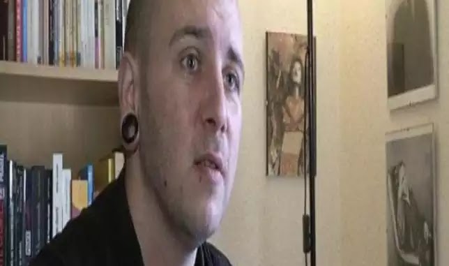 ΜΟΥΣΟΥΛΜΑΝΟΙ ΕΣΠΑΣΑΝ ΣΤΟ ΞΥΛΟ ΑΡΙΣΤΕΡΟ ΑΛΛΗΛΕΓΓΥΟ συγγραφέα και τον 12χρονο γιό του ΜΟΥΣΟΥΛΜΑΝΟΙ ΕΣΠΑΣΑΝ ΣΤΟ ΞΥΛΟ ΑΡΙΣΤΕΡΟ ΑΛΛΗΛΕΓΓΥΟ συγγραφέα και τον 12χρονο γιό του