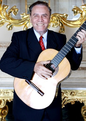 Foto de Augusto Polo Campos con su guitarra Foto de Augusto Polo Campos con su guitarra
