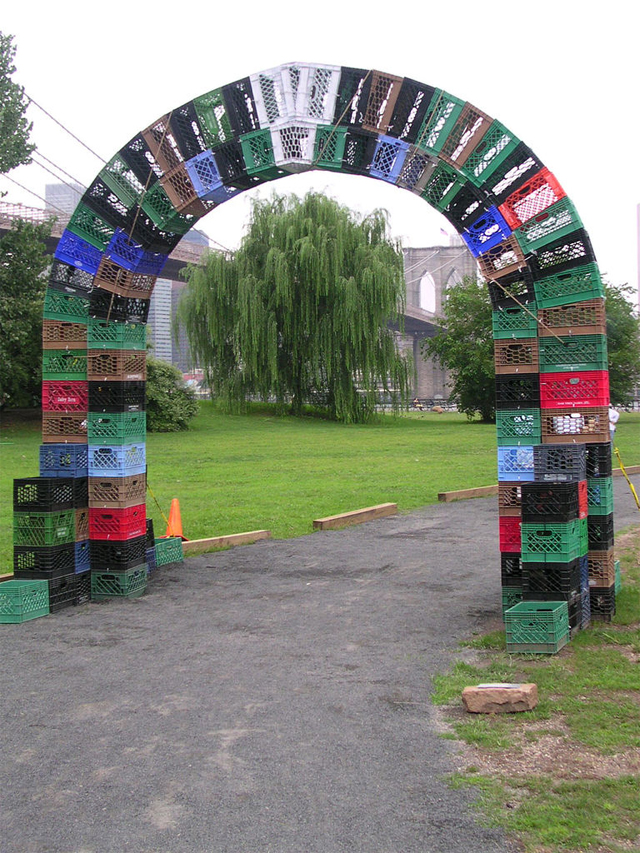 Parque tem portal de caixas plásticas recicladas