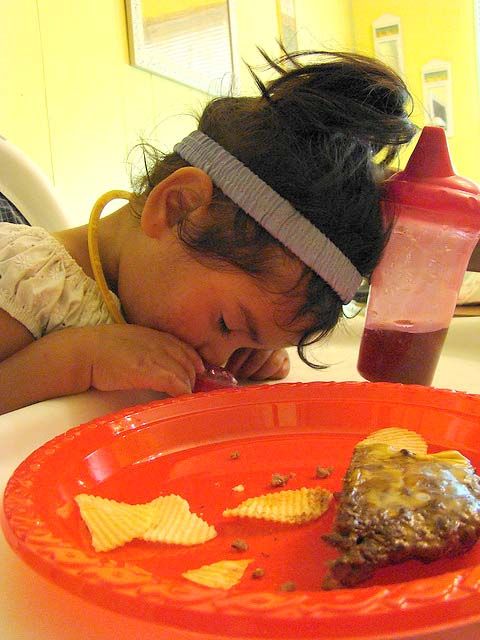 Foto-foto Lucu Bayi Tertidur Saat Sedang Makan [ www.BlogApaAja.com ]