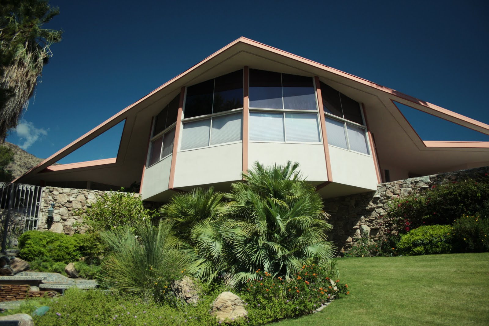A Day In the Life Of Midcentury Modern Homes in Palm Springs