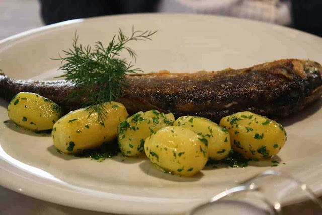 Saibling mit Petersilienkartoffeln © Copyright Monika Fuchs, TravelWorldOnline