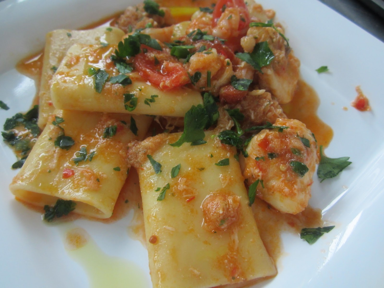 Paccheri al ragù di pescatrice e gamberetti. Peppe ai fornelli