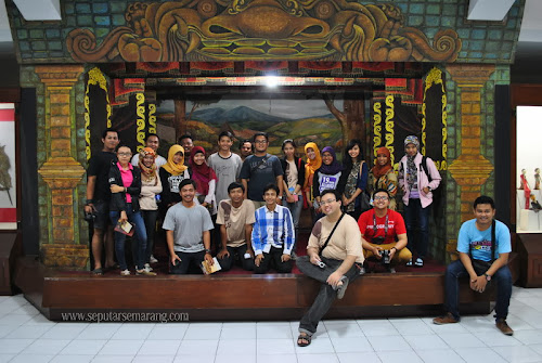 Foto bersama pengunjung museum