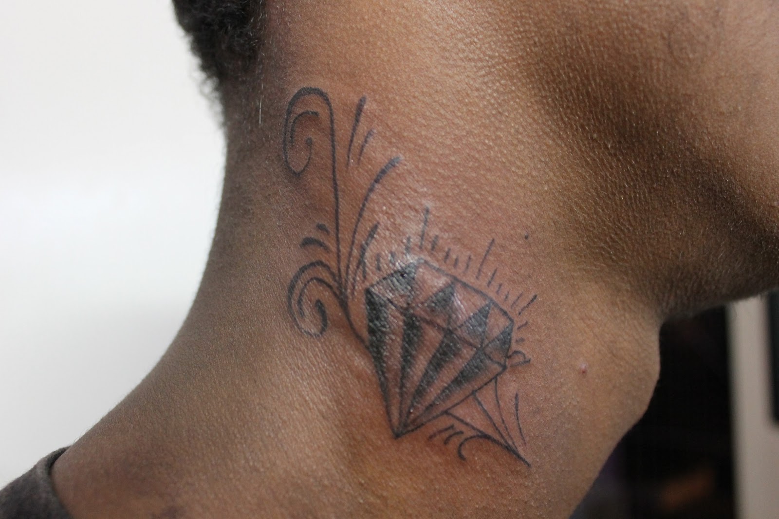 Featured image of post Tatuagem No Pesco o Diamante Com Nome Como raramente cobrimos o pesco o as tatuagens nessa parte do corpo ficam bem aparentes