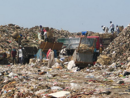 timbunan sampah bantar gebang